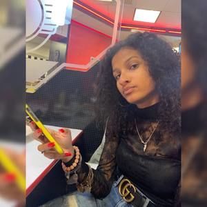 Meet your Posher, Desiree